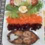 Salade et poisson daurade frit